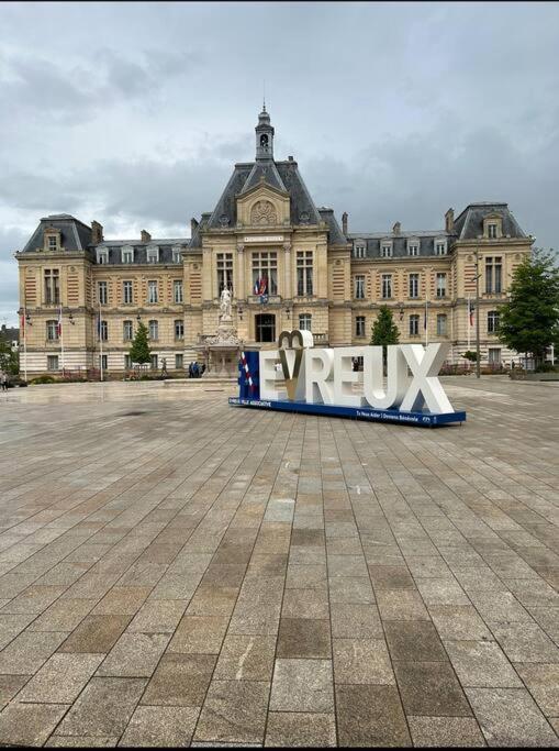 Apt Evreux 900M De La Gare Bagian luar foto